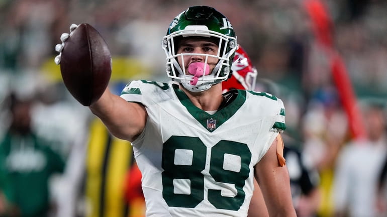 New York Jets tight end Jeremy Ruckert caught two passes...