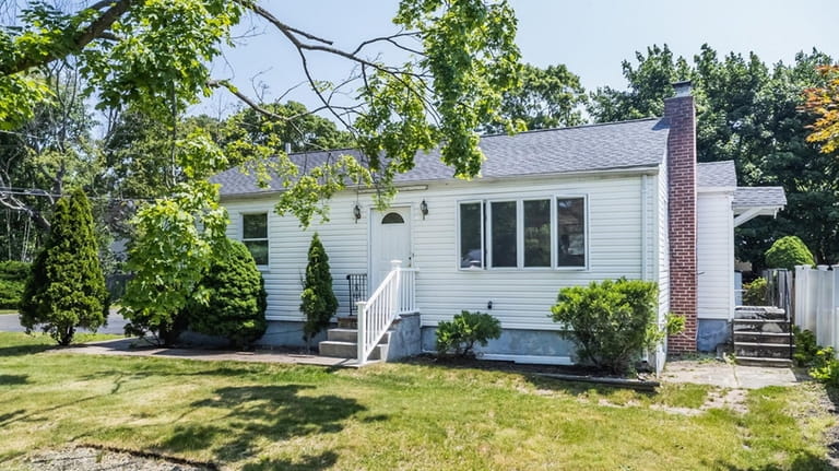 This Centereach home closed at $380,000 after 50 days.