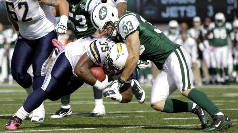 New York Jets' Eric Smith, right, tries to stop San...