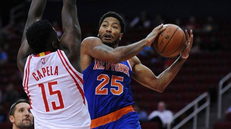 New York Knicks guard Derrick Rose (25) drives against the...