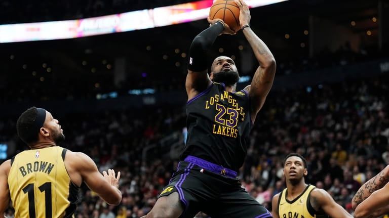 Los Angeles Lakers forward LeBron James (23) shoots as Toronto...