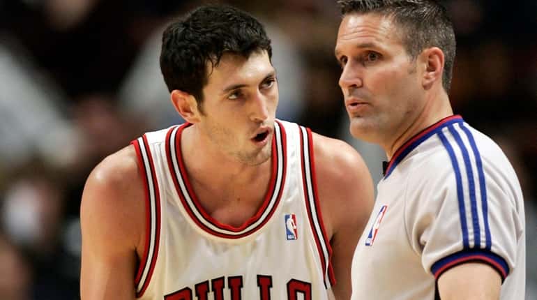 Former Chicago Bull Kirk Hinrich argues a call with referee...