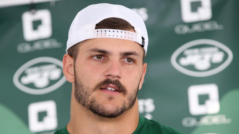 Jets tight end Jeremy Ruckert talks to press at the Jets...