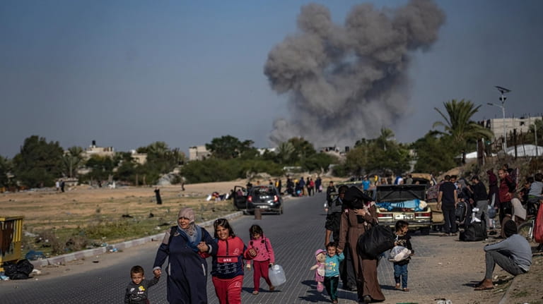 Palestinians flee from east to west of Khan Younis, Gaza...