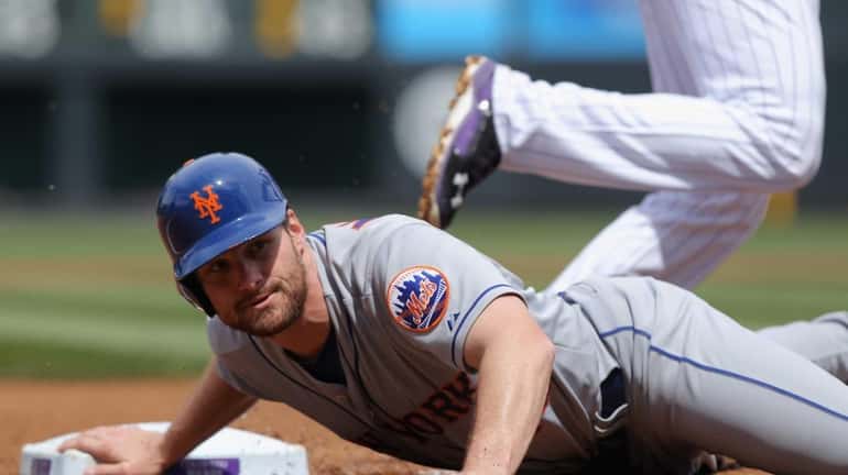 Daniel Murphy gets caught in a double play at third...