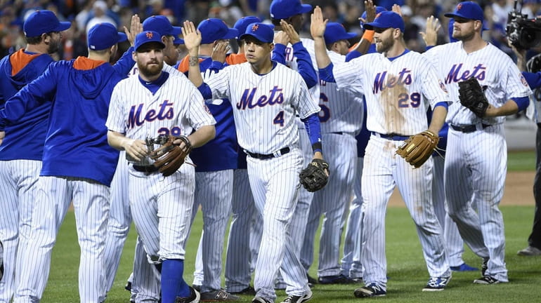 The New York Mets celebrate their 5-4 win over the...