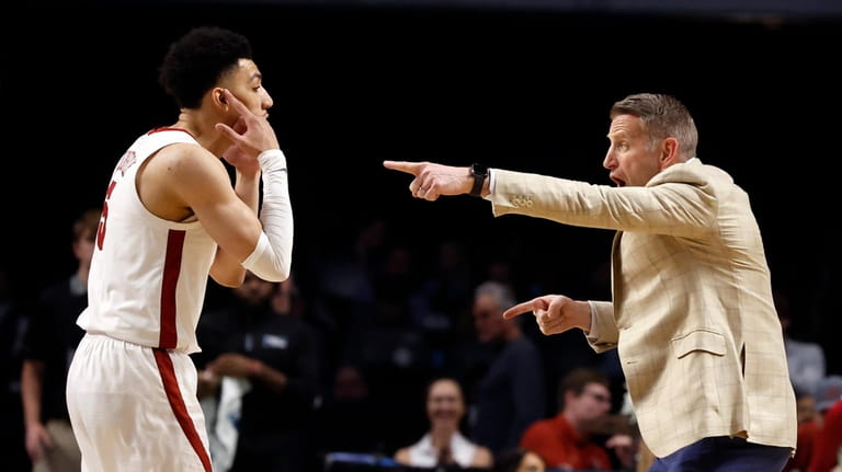 Alabama head coach Nate Oats, right, directs guard Jahvon Quinerly...