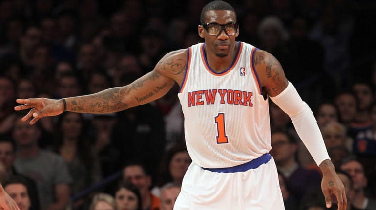 Amar'e Stoudemire gets set for a play during a game...