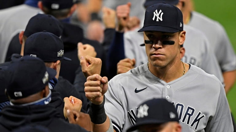 Yankees' Aaron Judge (99) gets a fist bump after the...