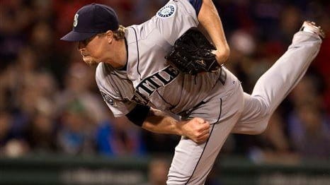 Seattle Mariners pitcher Shawn Kelley delivers a pitch during a...