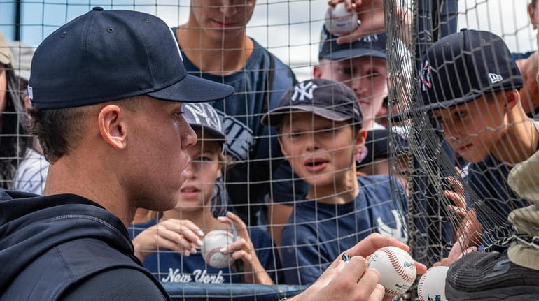 Aaron Judge signs autographs for fans at Yankees spring training...