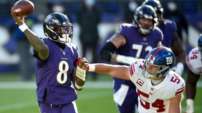 Baltimore Ravens quarterback Lamar Jackson (8) looks to throw a...