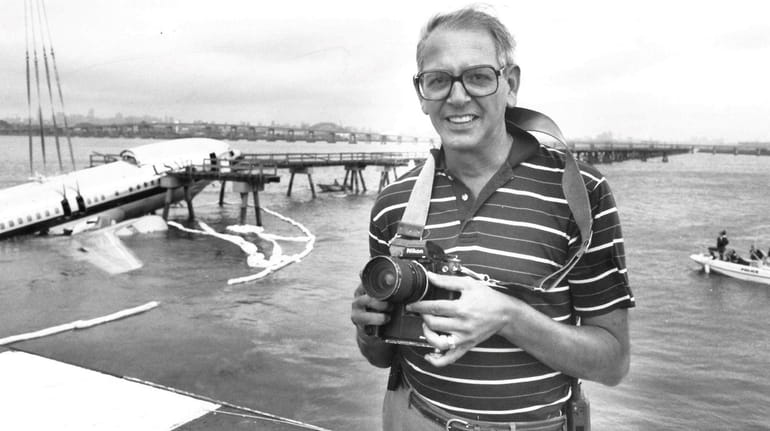 Newsday photographer Alan Raia covering the USAir Flight 5050 crash...