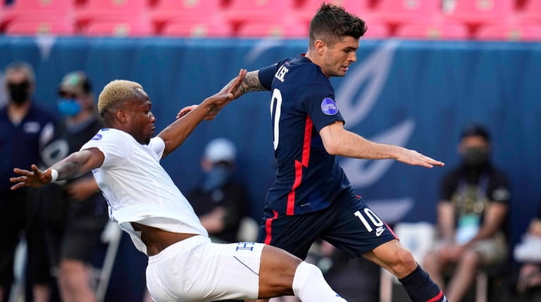 United States' Christian Pulisic (10) moves the ball against Honduras'...