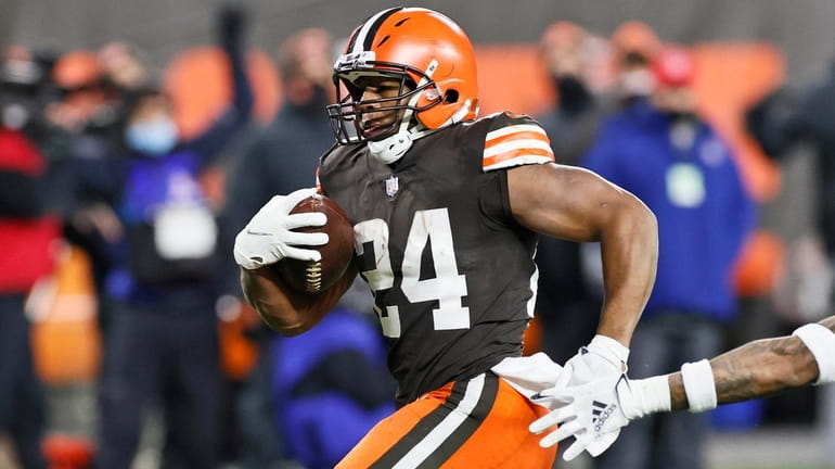 Browns running back Nick Chubb rushes for a 14-yard touchdown as...