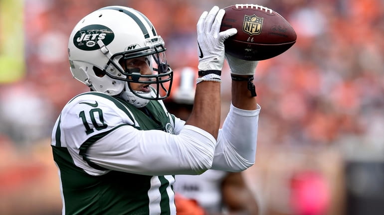 New York Jets wide receiver Jermaine Kearse (10) catches a...