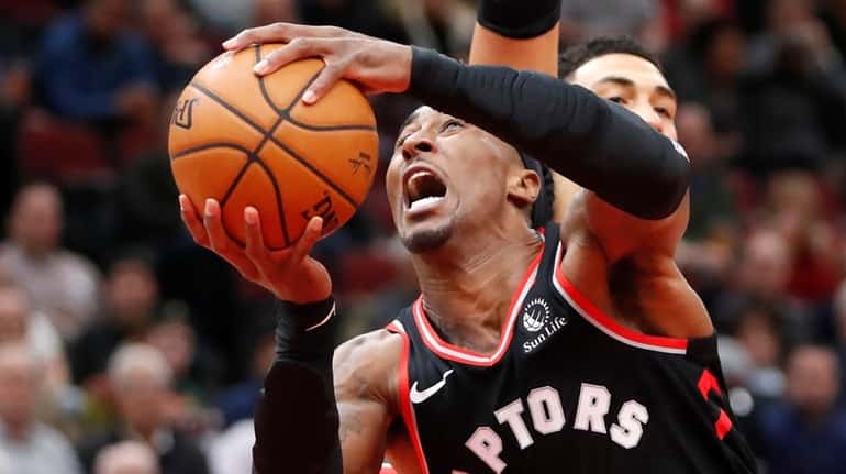 Toronto Raptors' Rondae Hollis-Jefferson drives to the basket past Chicago Bulls'...