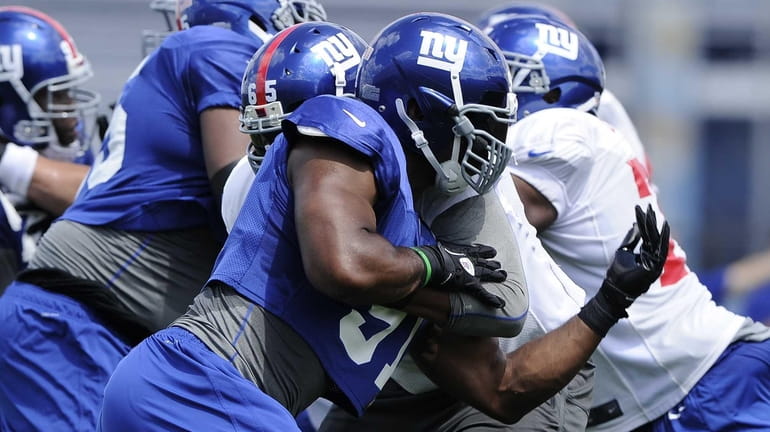 Giants linemen practice during training camp. (July 30, 2013)