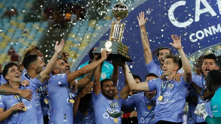 Players of Ecuador's Independiente del Valle celebrate with the trophy...