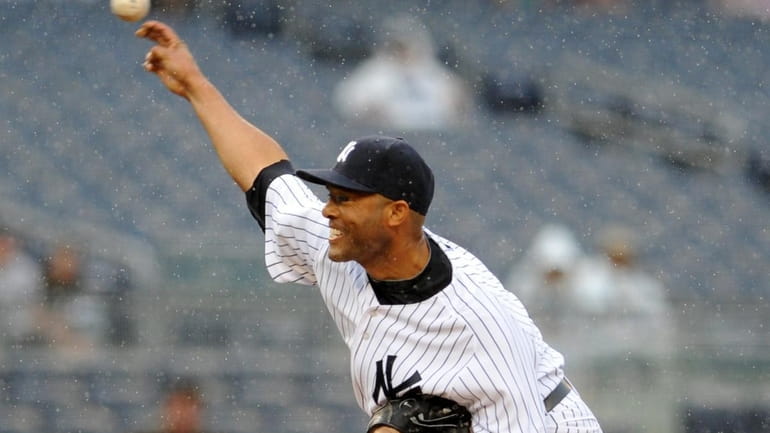Yankees relief pitcher Mariano Rivera throws in relief in the...