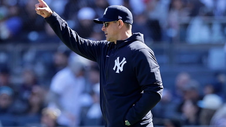 Yankees manager Aaron Boone makes a pitching change against the Giants...