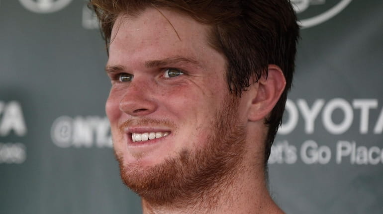 Jets rookie quarterback Sam Darnold laughs as he speaks with the...
