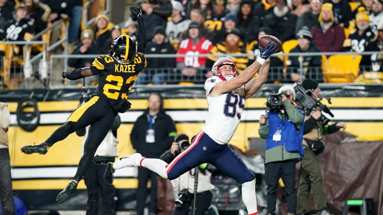 New England Patriots tight end Hunter Henry (85) catches a...