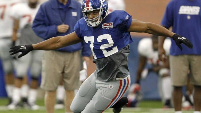 New York Giants defensive end Osi Umenyiora practices with the...
