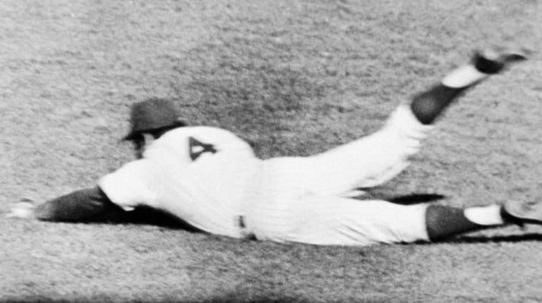 Mets rightfielder Ron Swoboda makes a diving catch for an...