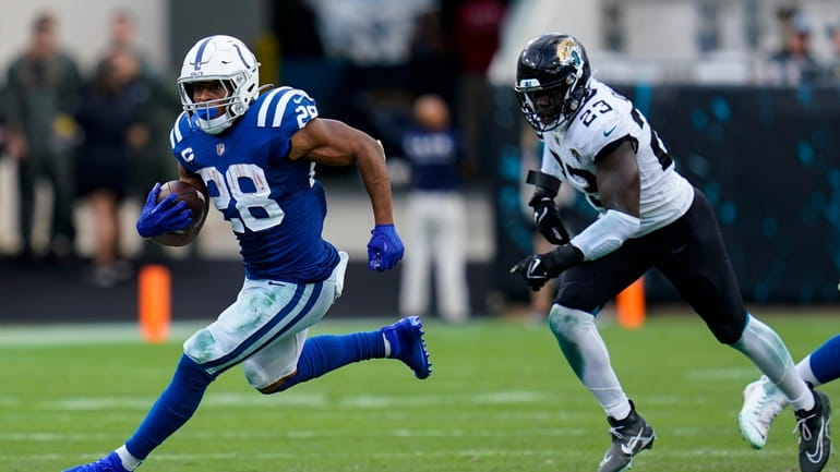 Indianapolis Colts running back Jonathan Taylor (28) get past Jacksonville...