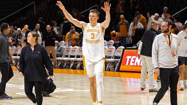 Tennessee guard Dalton Knecht acknowledges the fans as he leaves...