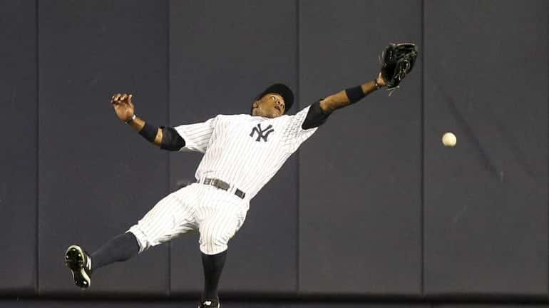 Curtis Granderson can't make the catch on a ball hit...