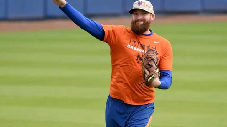 Mets pitcher Bobby Parnell throws the ball during a spring...