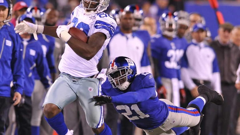 Dez Bryant of the Dallas Cowboys breaks free from Kenny...