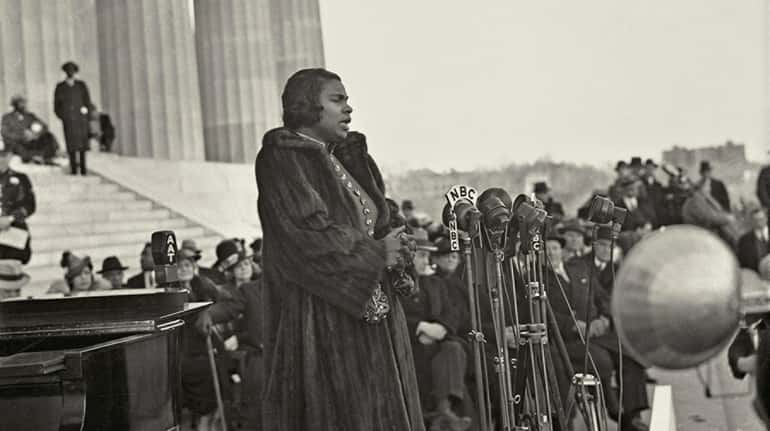 Marian Anderson performs at the Lincoln Memorial in 1939 in...