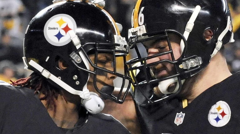 Pittsburgh Steelers wide receiver Martavis Bryant, left, celebrates with guard...