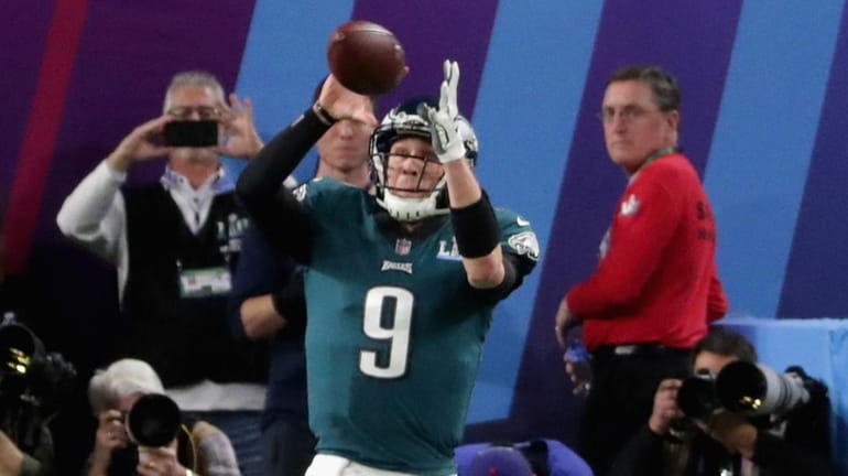 Eagles quarterback Nick Foles makes touchdow catch on "Philly Special"...