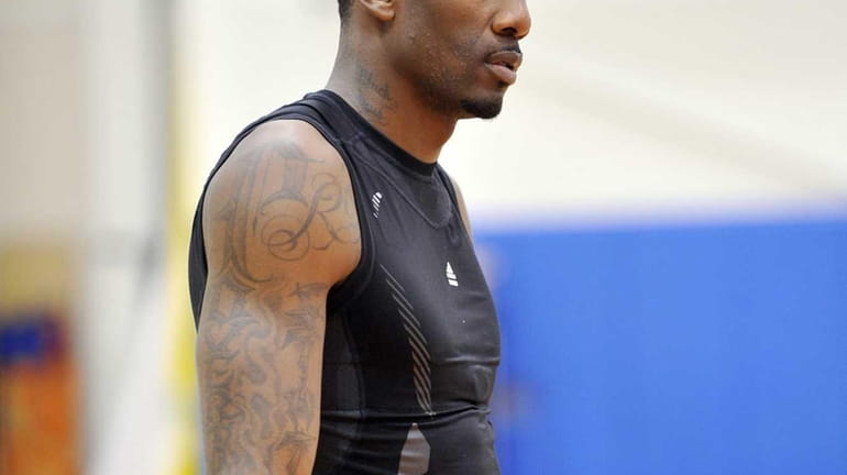Amar'e Stoudemire stands with the ball during practice. (Oct. 4,...