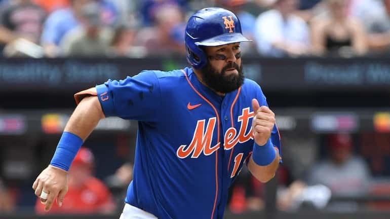 Mets' Luis Guillorme runs on his RBI single against the...