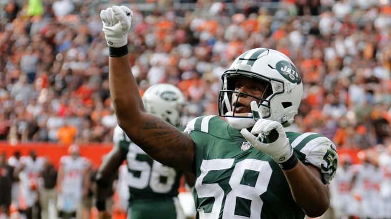Jets inside linebacker Darron Lee celebrates after stopping the Browns...