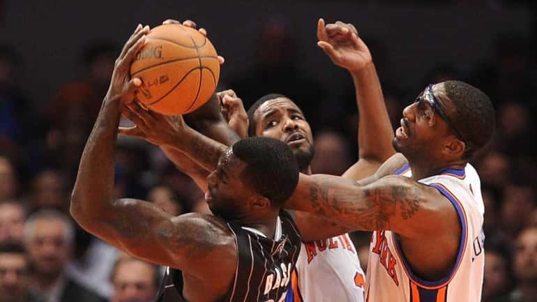 Amar'e Stoudemire fights for a ball in the first quarter....