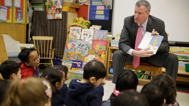 New York City Mayor Bill de Blasio reads to children...