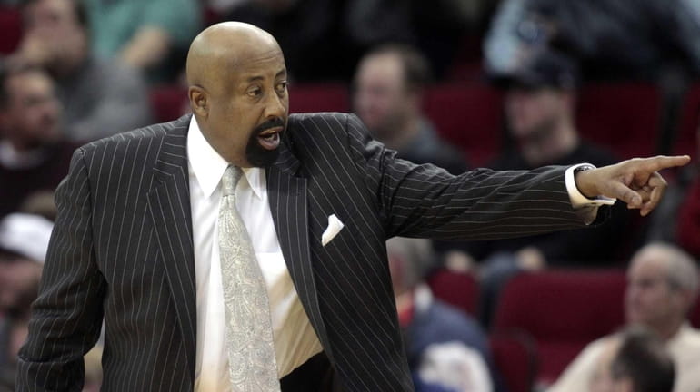 Knicks' Mike Woodson calls out plays during the first quarter...