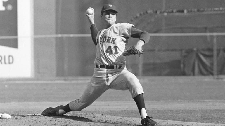  Mets pitcher Tom Seaver throws against the Braves in a...