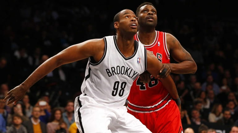 Jason Collins of the Brooklyn Nets defends against Nazr Mohammed...