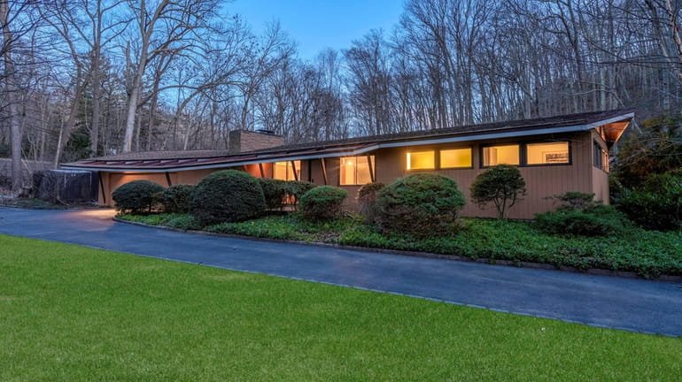 This midcentury modern house in Centerport was designed to look...