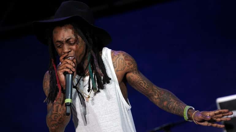 Rapper Lil Wayne is recovering after having suffered an apparent...