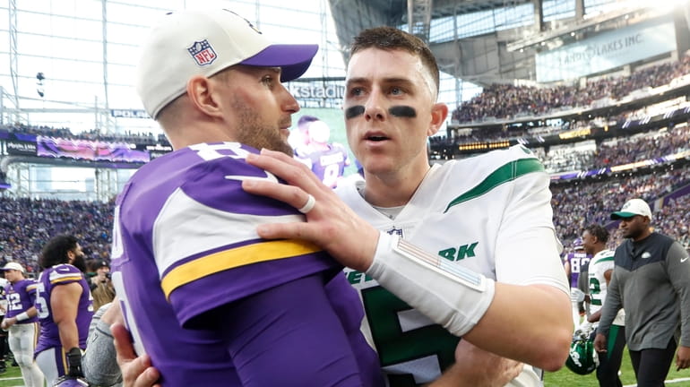 Vikings quarterback Kirk Cousins, left, talks with Jets quarterback Mike White...