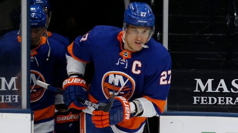 Anders Lee #27 of the New York Islanders warms up...