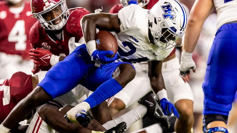 Middle Tennessee running back Frank Peasant (24) carries against Alabama...
